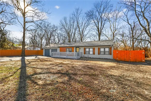 $257,000 | 1402 Southwest Jefferson Street, Lee's Summit, MO 64081