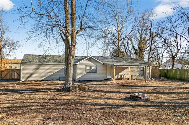 $257,000 | 1402 Southwest Jefferson Street, Lee's Summit, MO 64081