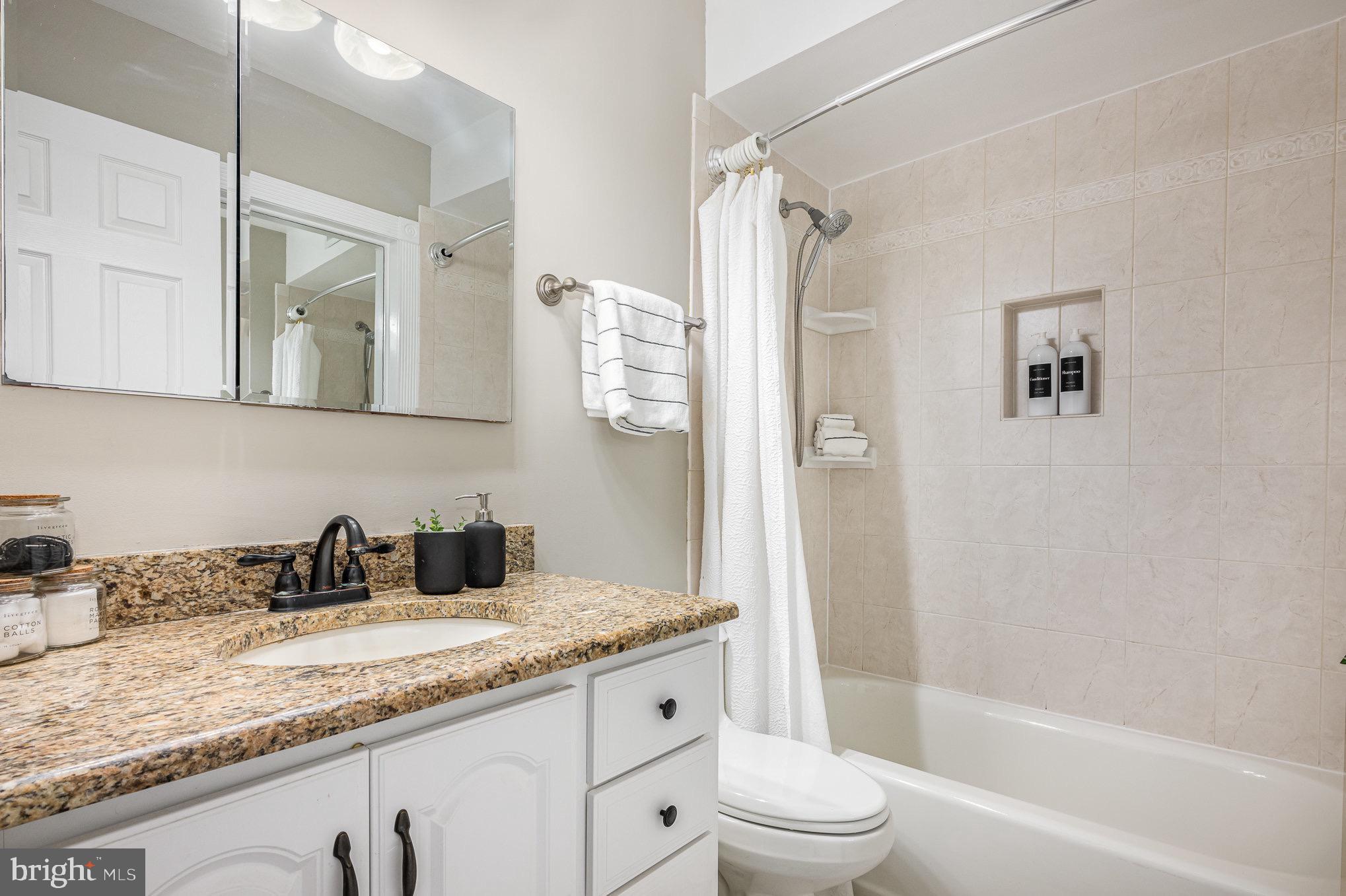 5917 Kingsford Road, Unit 366 Springfield, VA 22152 - Photo 18 of 51 Upper level full hall bath