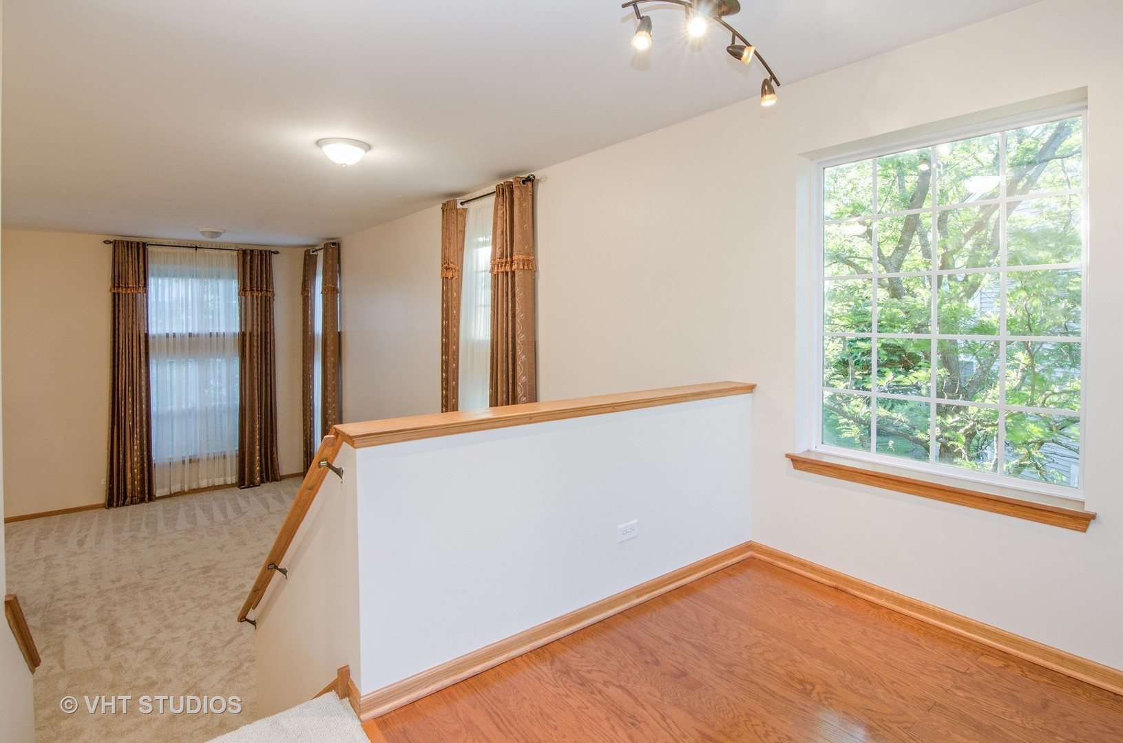 384 Gladstone Lane Elgin, IL 60120 - Photo 2 of 10