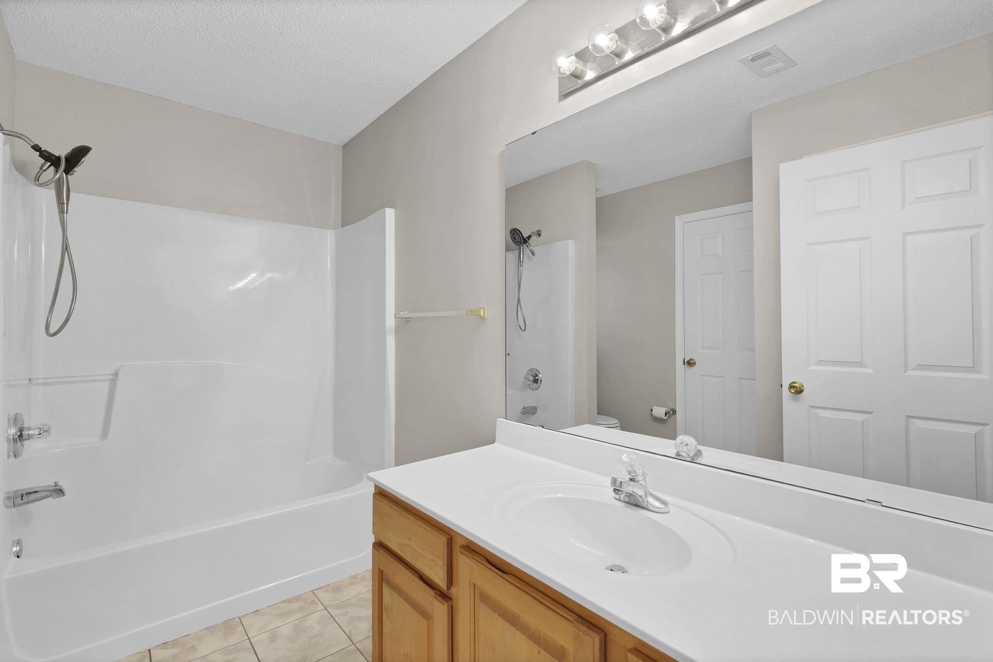 10238 Grove Drive Fairhope, AL 36532 - Photo 24 of 39 Jack and Kill bath to share with bedrooms 3 and 4