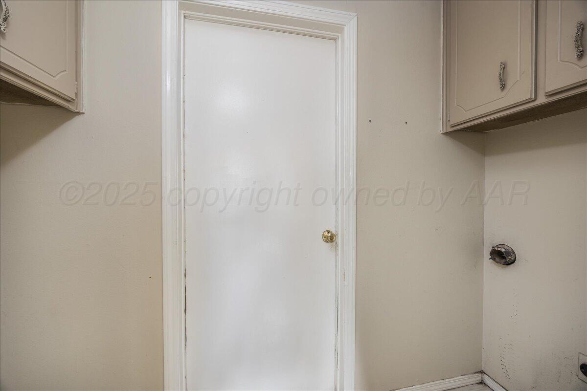 7209 Hatton Road Amarillo, TX 79110 - Photo 14 of 16 a bathroom with a shower