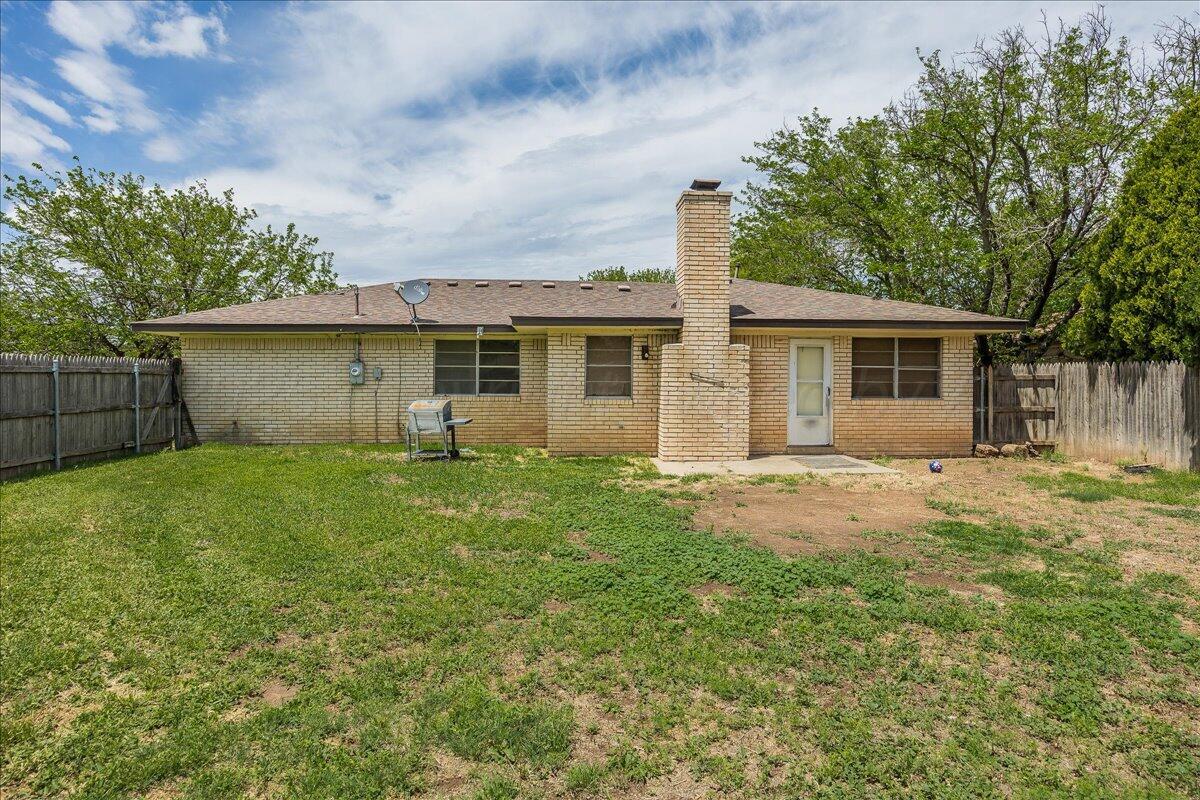 7209 Hatton Road Amarillo, TX 79110 - Photo 15 of 16 a view of a house with backyard and garden