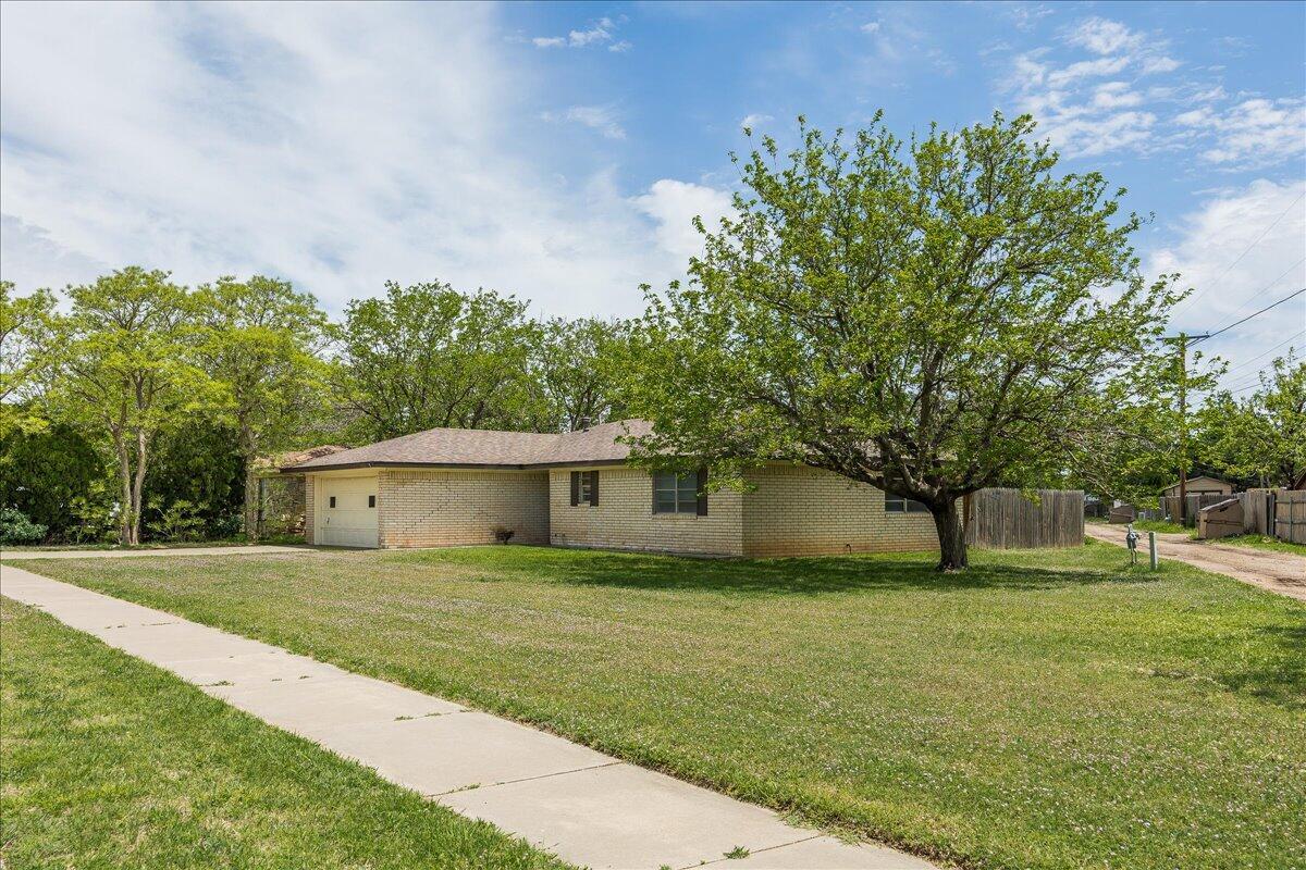 7209 Hatton Road Amarillo, TX 79110 - Photo 2 of 16 a house with garden in front of it
