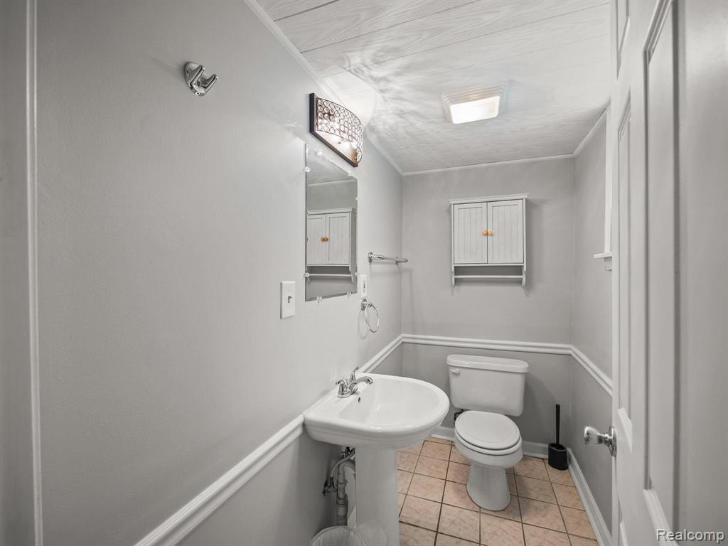 2445 Cambridge Road Berkley, MI 48072 - Photo 23 of 34
