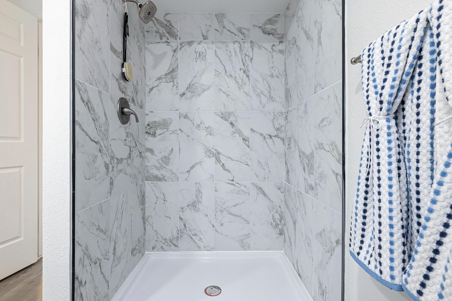 929 Barnett Way Madera, CA 93637 - Photo 19 of 23 a bathroom with a shower curtain