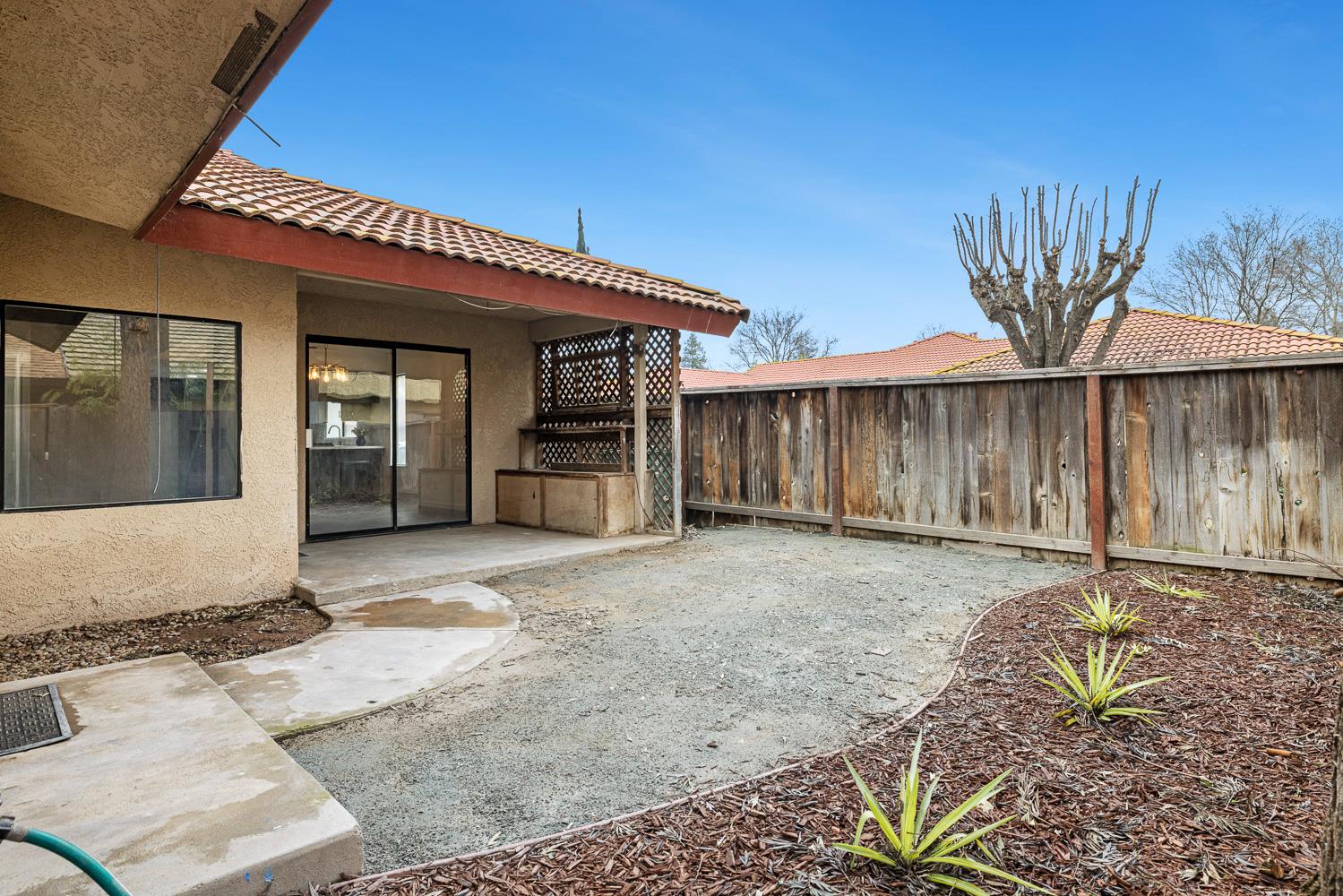 929 Barnett Way Madera, CA 93637 - Photo 20 of 23 a backyard of a house