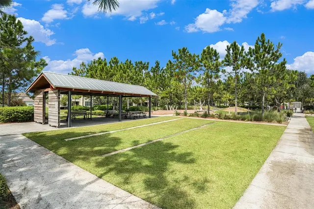 a view of a backyard