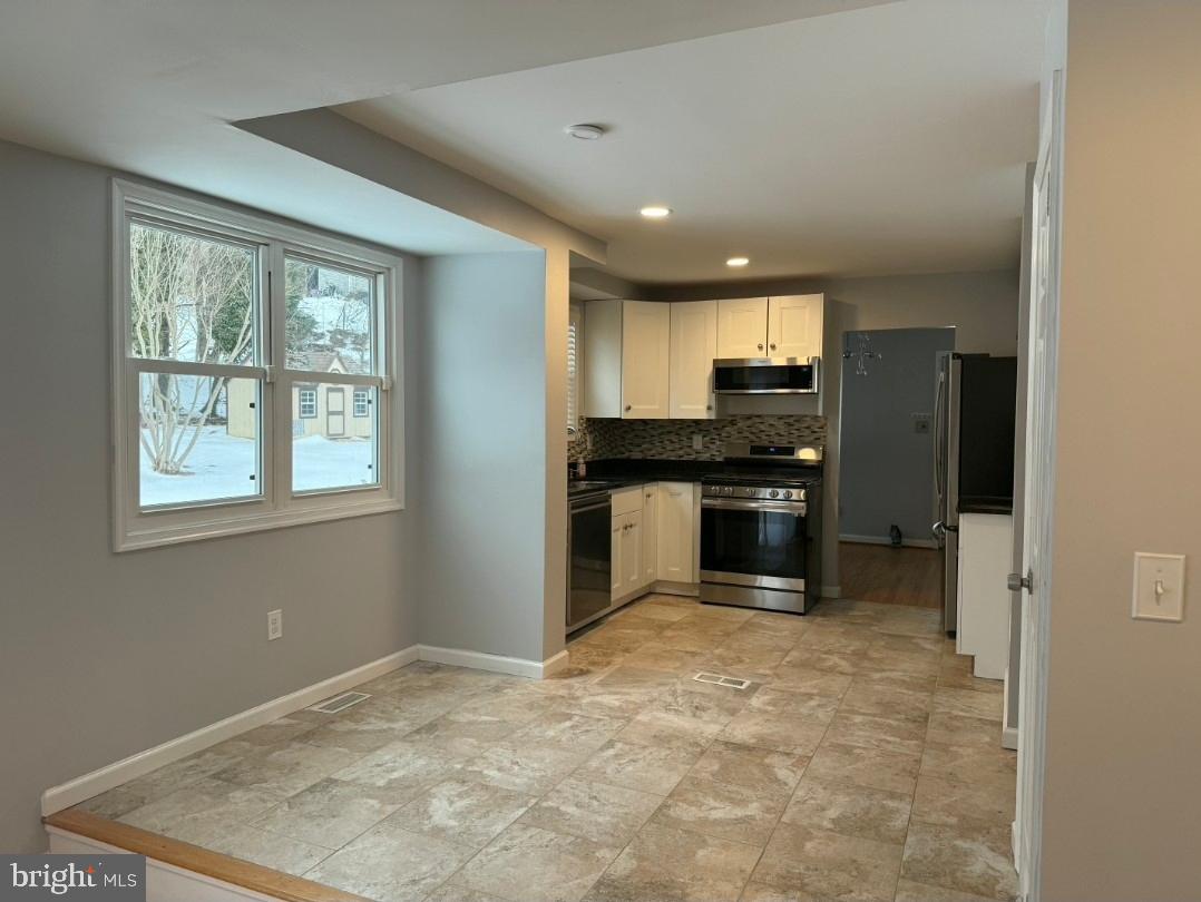 3002 Ivy Bridge Road Fort Washington, MD 20744 - Photo 14 of 71 a kitchen with a stove a refrigerator and a sink