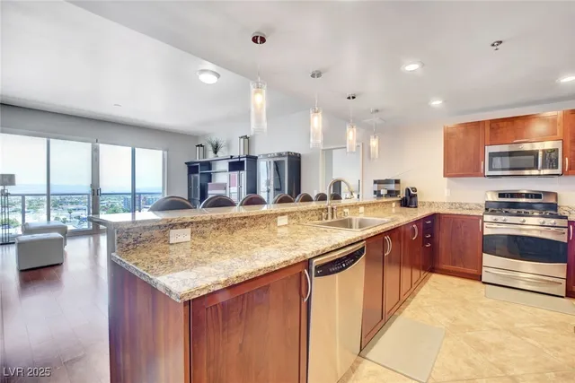 $2,944 | 150 South Las Vegas Boulevard, Unit 1016, Las Vegas, NV 89101