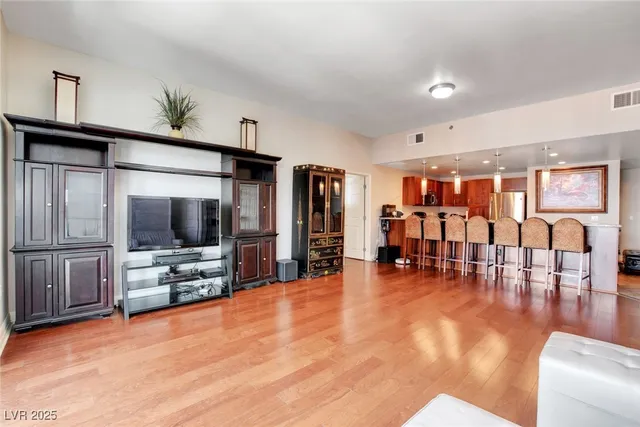 $2,944 | 150 South Las Vegas Boulevard, Unit 1016, Las Vegas, NV 89101