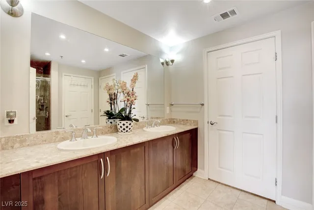 $2,944 | 150 South Las Vegas Boulevard, Unit 1016, Las Vegas, NV 89101