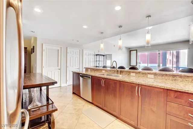 $2,944 | 150 South Las Vegas Boulevard, Unit 1016, Las Vegas, NV 89101