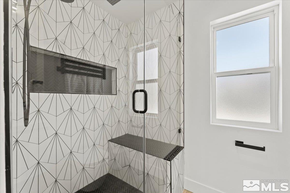 2665 Westview Boulevard Sparks, NV 89434 - Photo 27 of 33 a bathroom with a shower