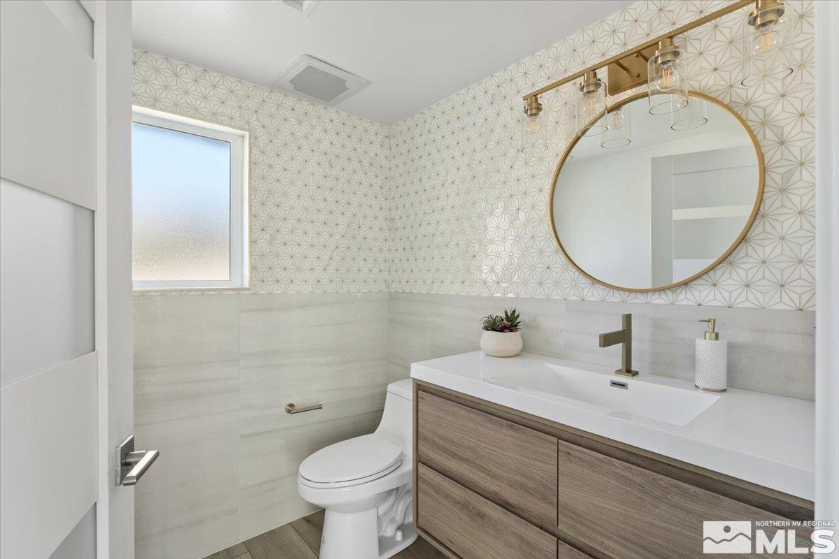 2665 Westview Boulevard Sparks, NV 89434 - Photo 28 of 33 a bathroom with a sink mirror and toilet