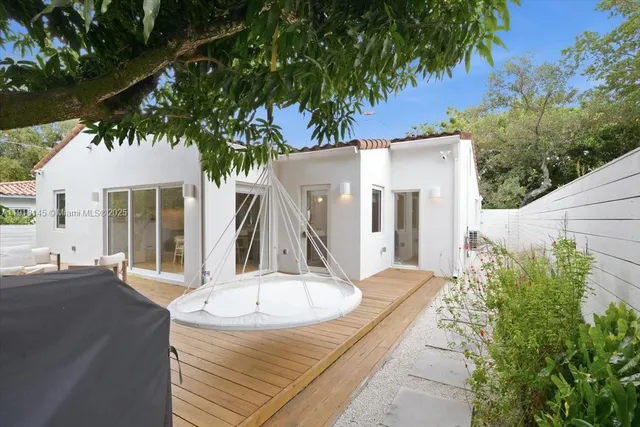 a view of a backyard