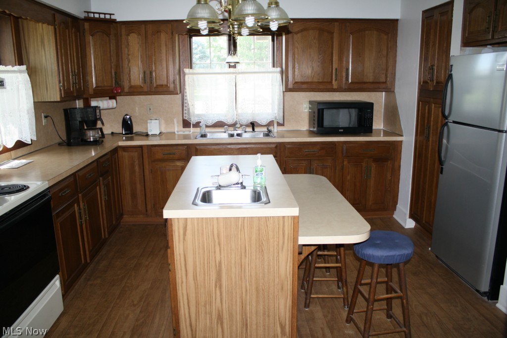 6015 Millbrook Road Shreve, OH 44676 - Photo 10 of 21 This kitchen has lots of counter space for your meal prep, two sinks too:)