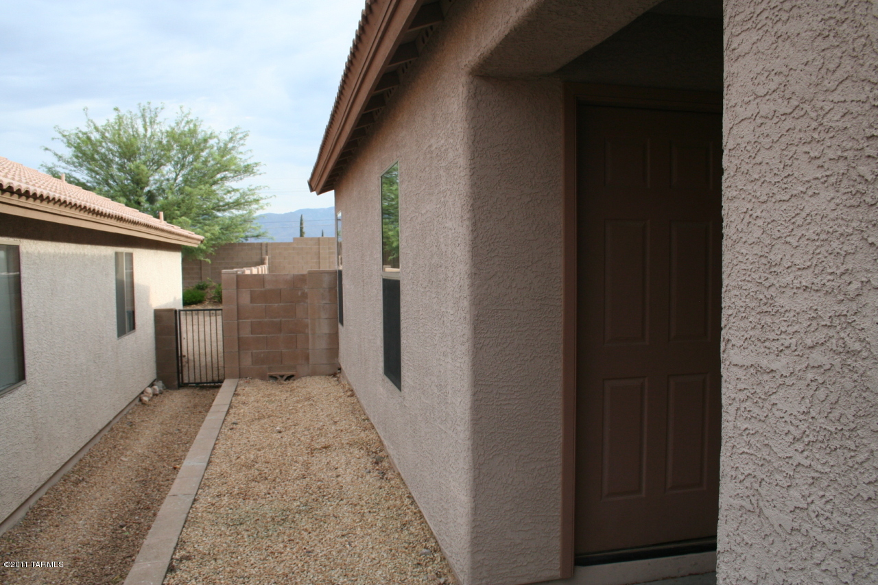 8383 East Sarnoff Ridge Loop Tucson, AZ 85710 - Photo 3 of 17