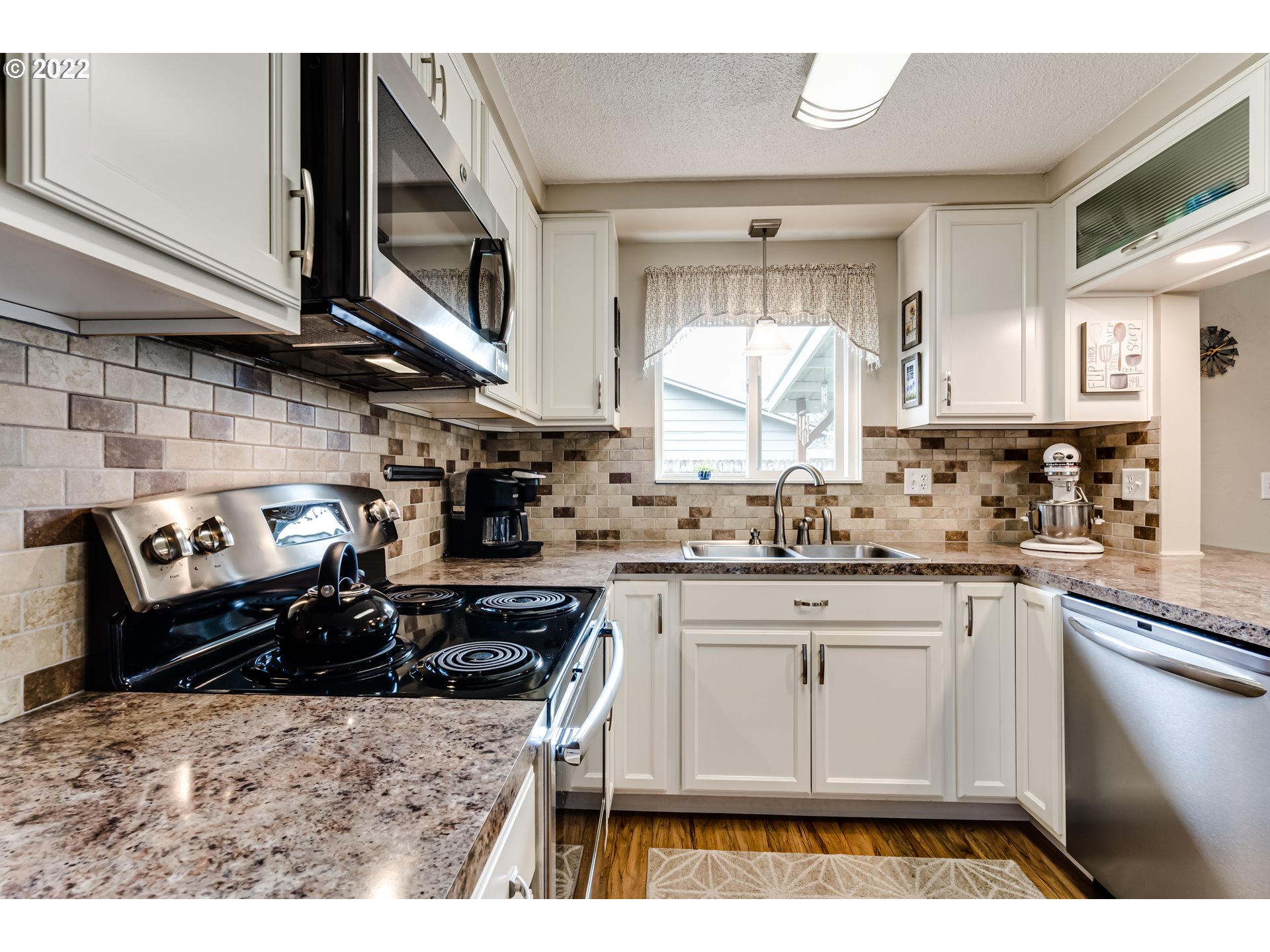995 Quinalt Street Springfield, OR 97477 - Photo 11 of 31 a kitchen with a stove a sink and a microwave