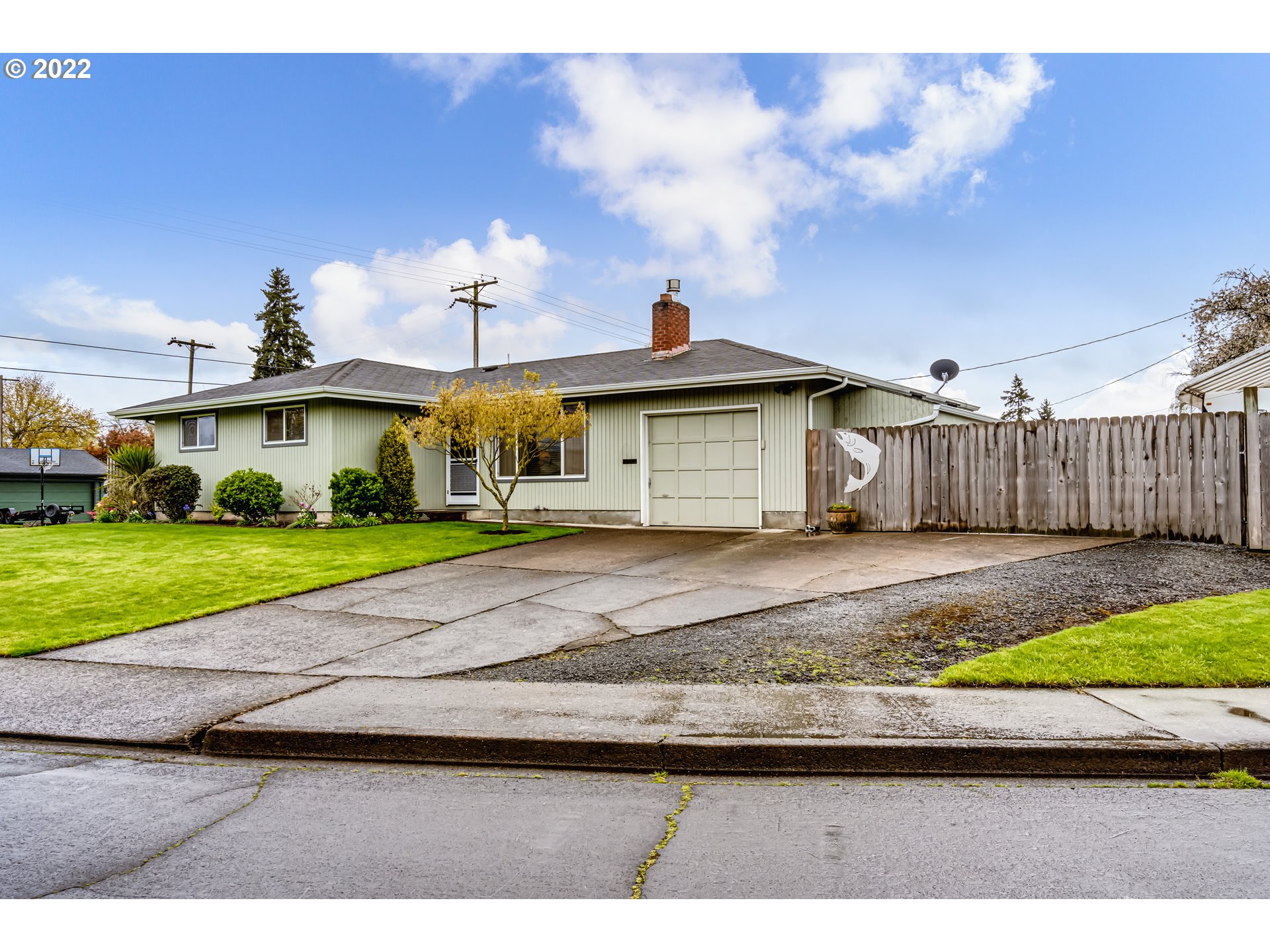 995 Quinalt Street Springfield, OR 97477 - Photo 31 of 31 a front view of a house with a yard and potted plants