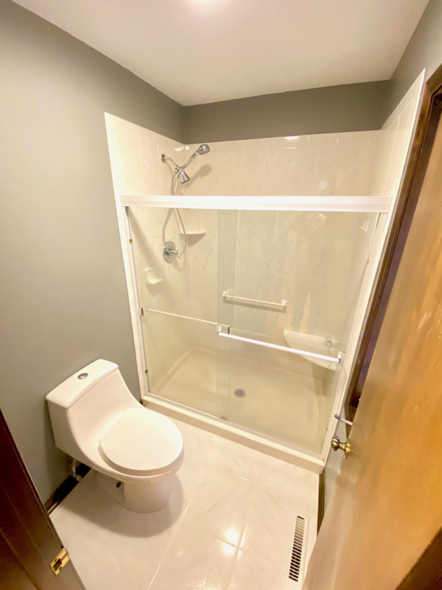 109 Rendant Avenue Savannah, GA 31419 - Photo 13 of 20 Master shower