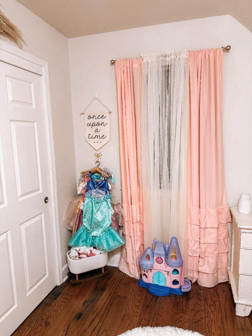 2253 Buffalo Way Copperopolis, CA 95228 - Photo 24 of 39 a living room with furniture and a window