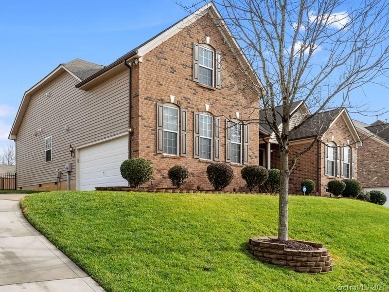 7726 Wiltshire Ridge Road Charlotte, NC 28269 - Photo 2 of 26 a front view of a house with a yard
