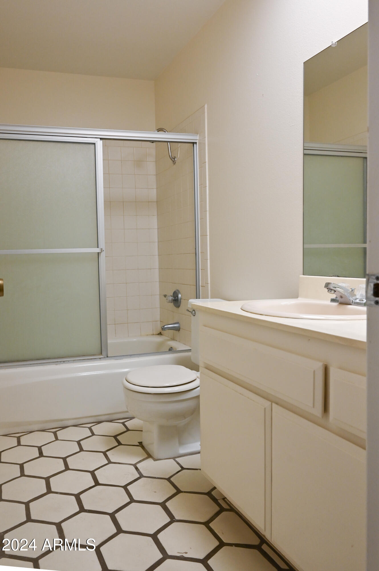5525 East Thomas Road, Unit K4 Phoenix, AZ 85018 - Photo 16 of 27 Secondary Bathroom