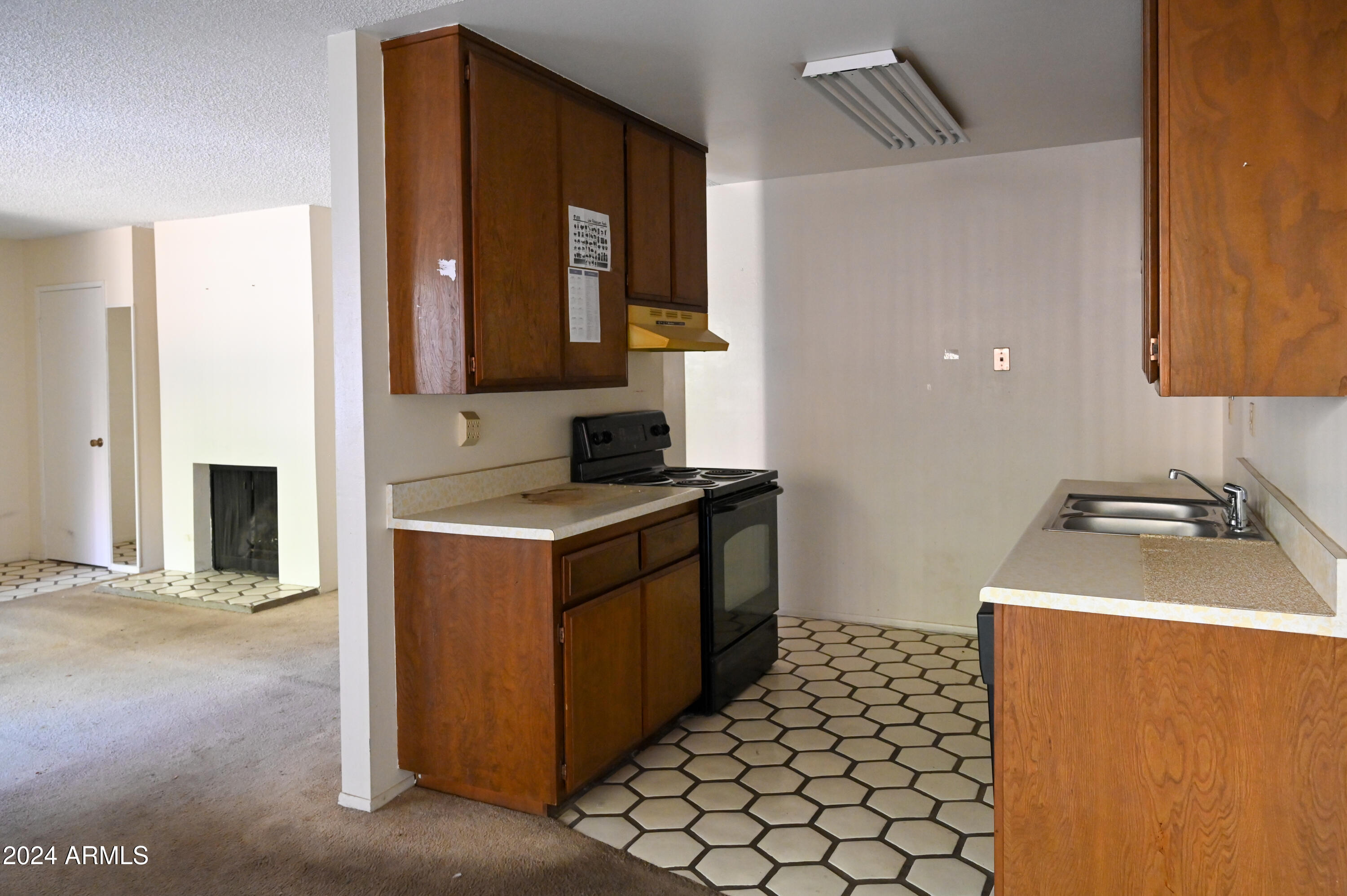 5525 East Thomas Road, Unit K4 Phoenix, AZ 85018 - Photo 8 of 27 Kitchen