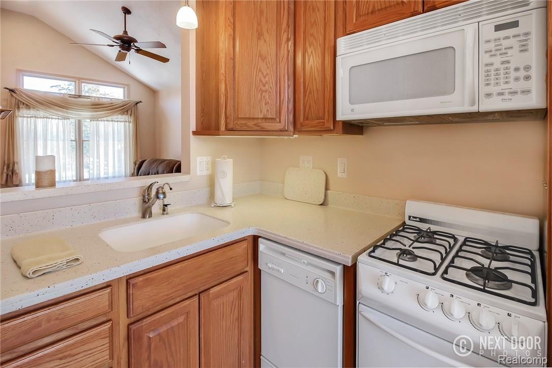 768 Hemingway Road Lake Orion, MI 48362 - Photo 25 of 53 IMG_1223_blended.jpg