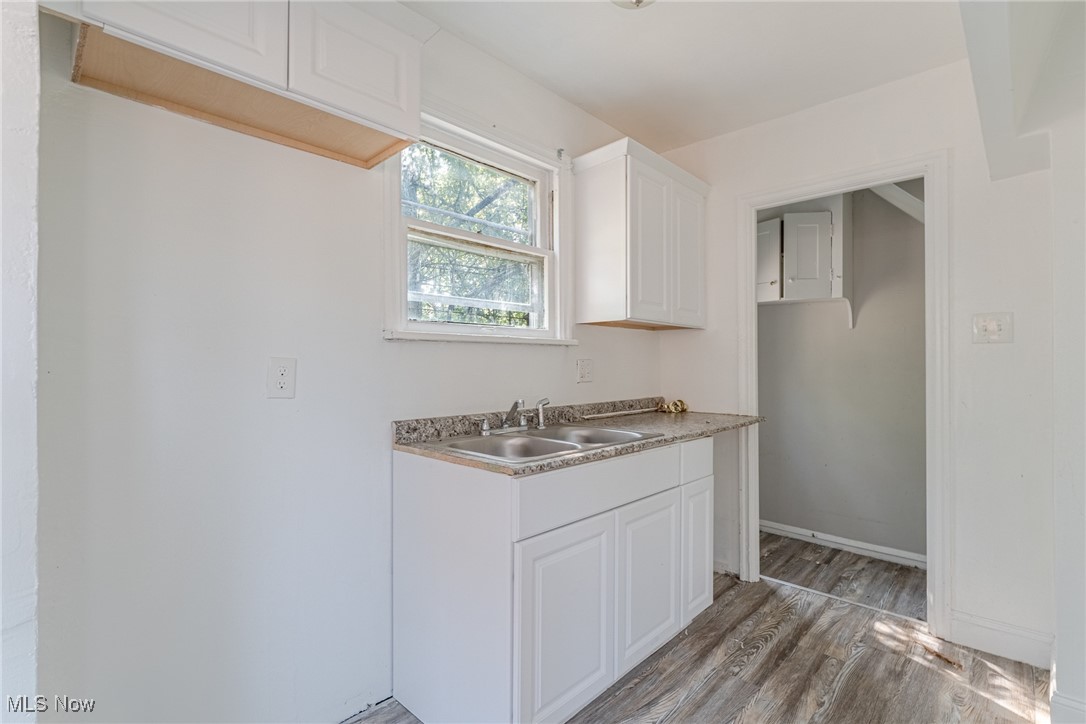 3496 East Scarborough Road Cleveland, OH 44118 - Photo 9 of 28