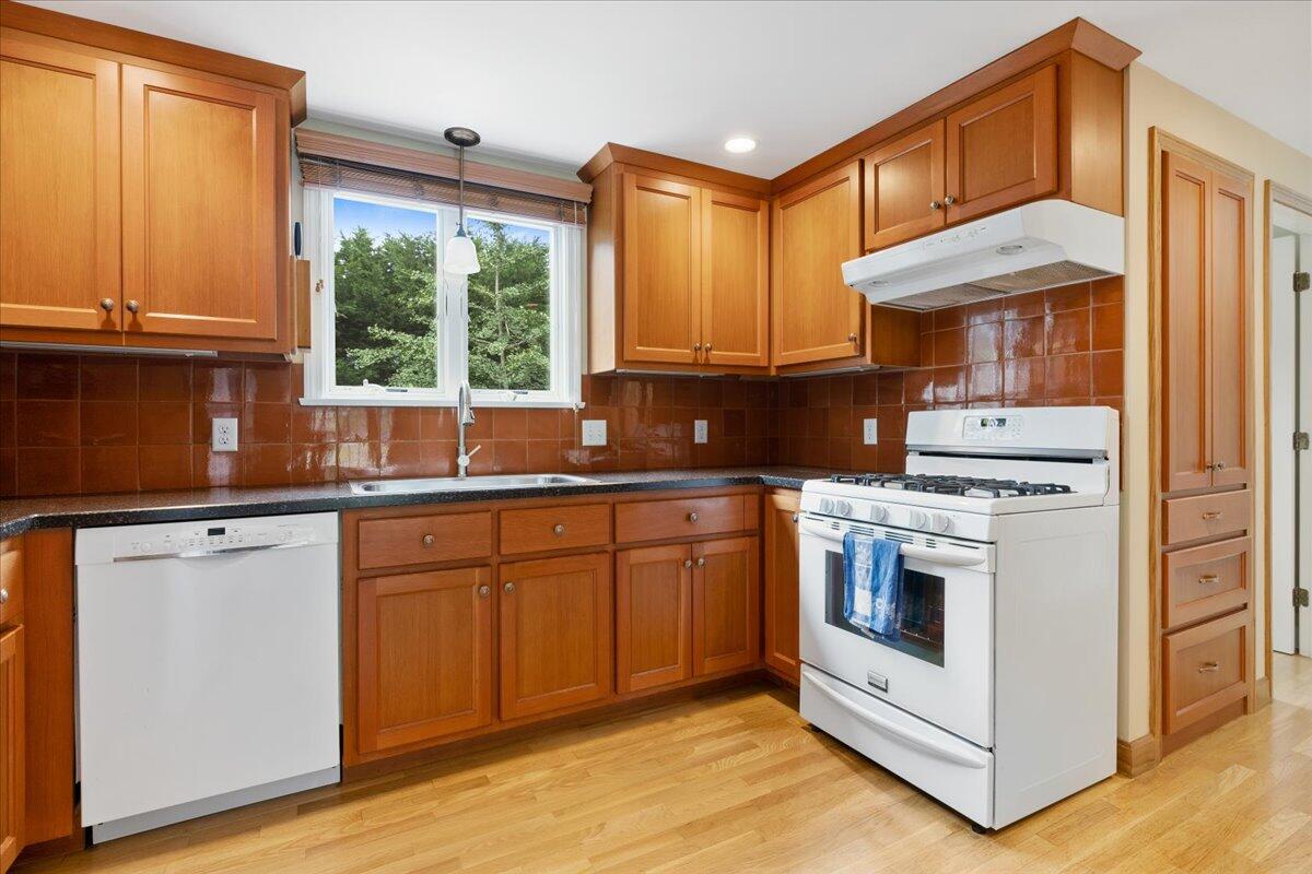 126 Middle Road South Chatham, MA 02659 - Photo 18 of 44 19-126mid-119