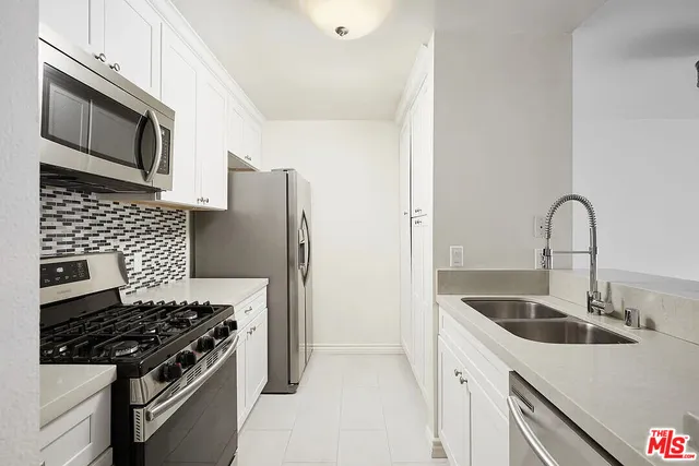 $2,995 | 909 North Croft Avenue, Unit 204, Los Angeles, CA 90069