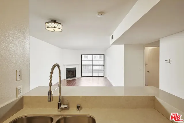 $2,995 | 909 North Croft Avenue, Unit 204, Los Angeles, CA 90069