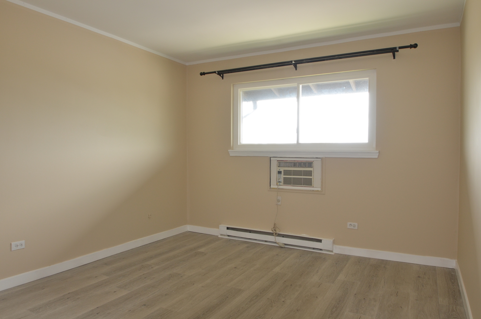 826 East Old Willow Road, Unit 206 Prospect Heights, IL 60070 - Photo 13 of 15 an empty room with a window