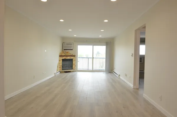 $169,000 | 826 East Old Willow Road, Unit 206, Prospect Heights, IL 60070