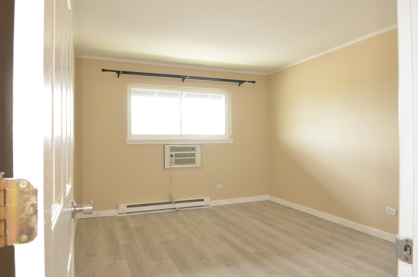 826 East Old Willow Road, Unit 206 Prospect Heights, IL 60070 - Photo 10 of 15 a view of an empty room with a window