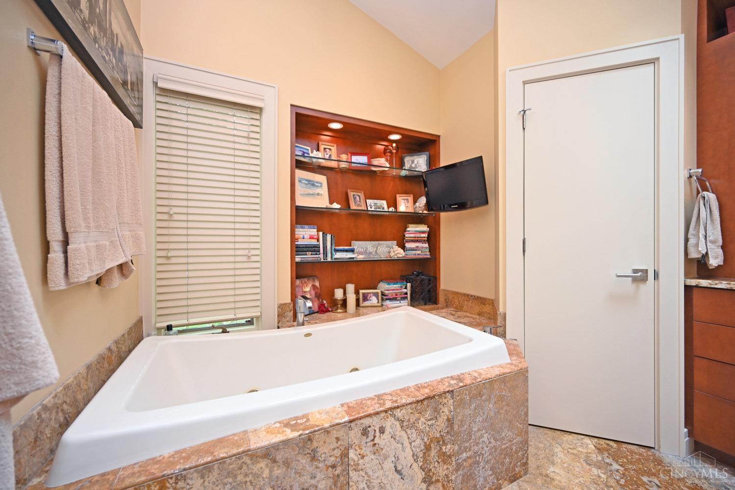 7811 Hopper Road Cincinnati, OH 45255 - Photo 20 of 48 Relax in the jetted tub with your favorite book and a glass of wine!