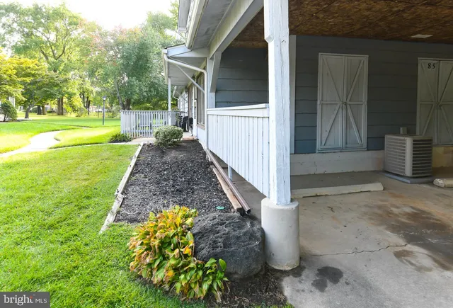 a view of a yard with entertaining space