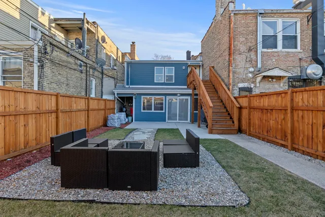 a view of a house with backyard