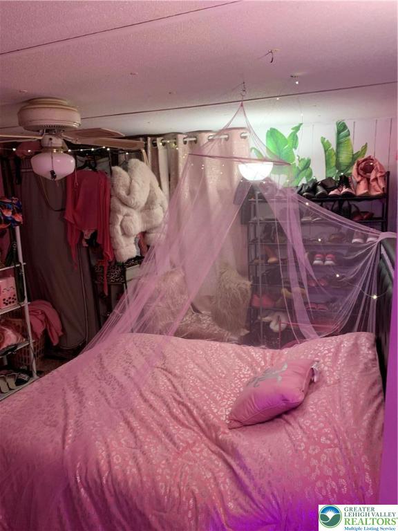 127 Pine Cone Trail Scotrun, PA 18355 - Photo 15 of 24 a bedroom with a bed and a potted plant