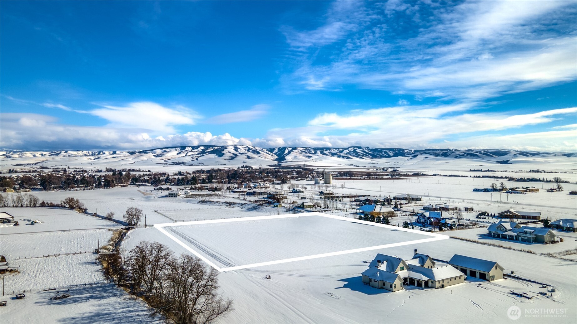 2 South 3rd Avenue Walla Walla, WA 99362 - Photo 8 of 9 a view of a terrace with lawn chairs