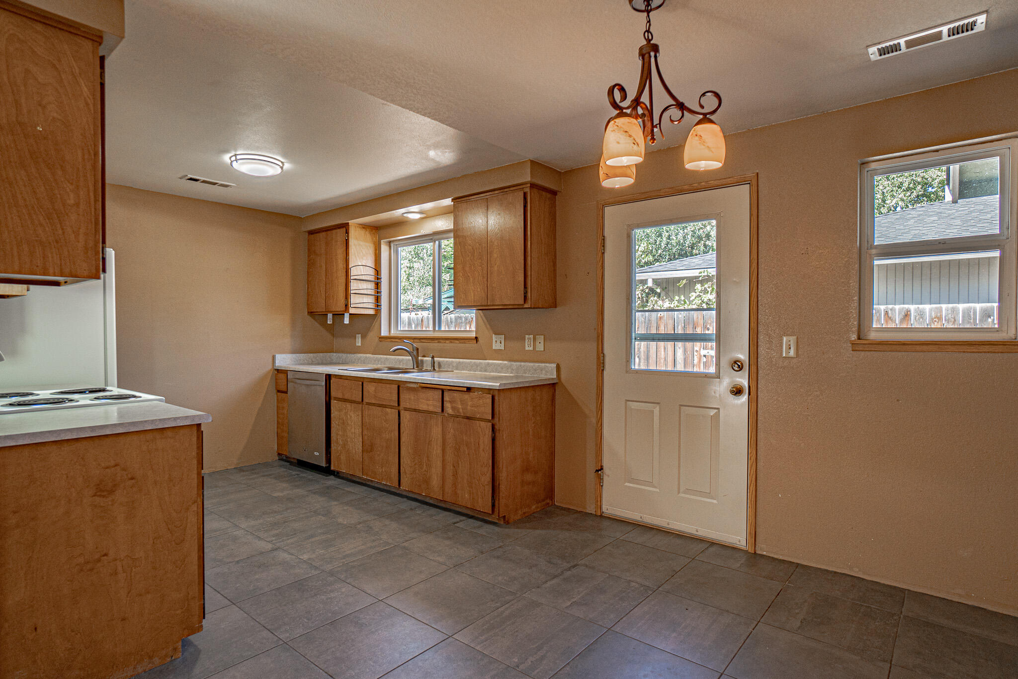 125 School House Road Talent, OR 97540 - Photo 6 of 27 DSC05276-HDR