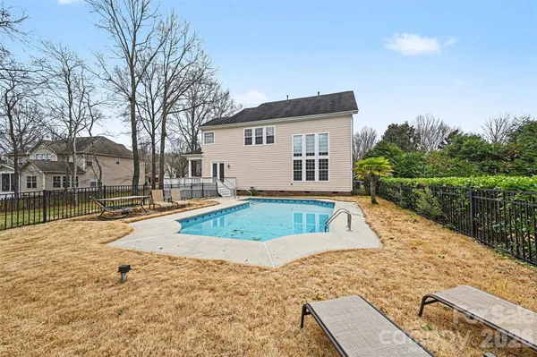 a view of a house with backyard and sitting area
