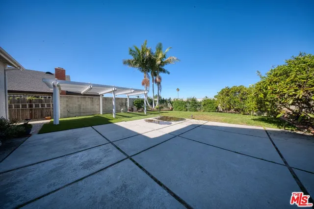 a view of a house with entertaining space