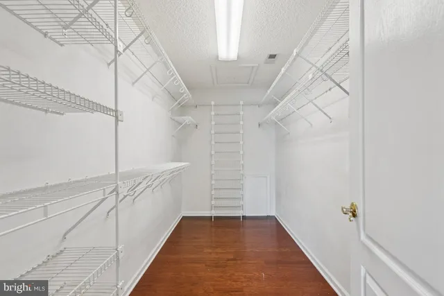 a view of entryway and kitchen