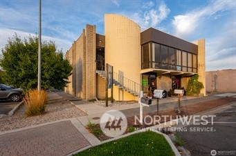 310 South Balsam Street Moses Lake, WA 98837 - Photo 5 of 10 a view of a brick house with a large windows and a table and chairs