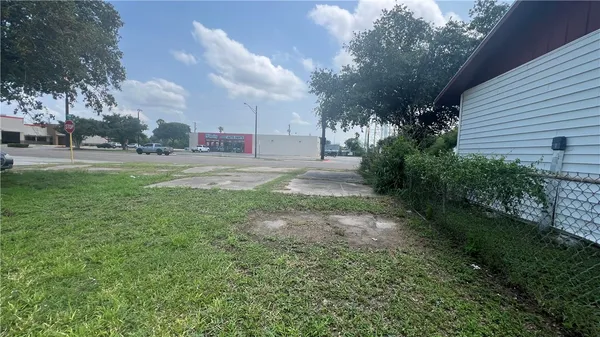 a view of back yard of the house