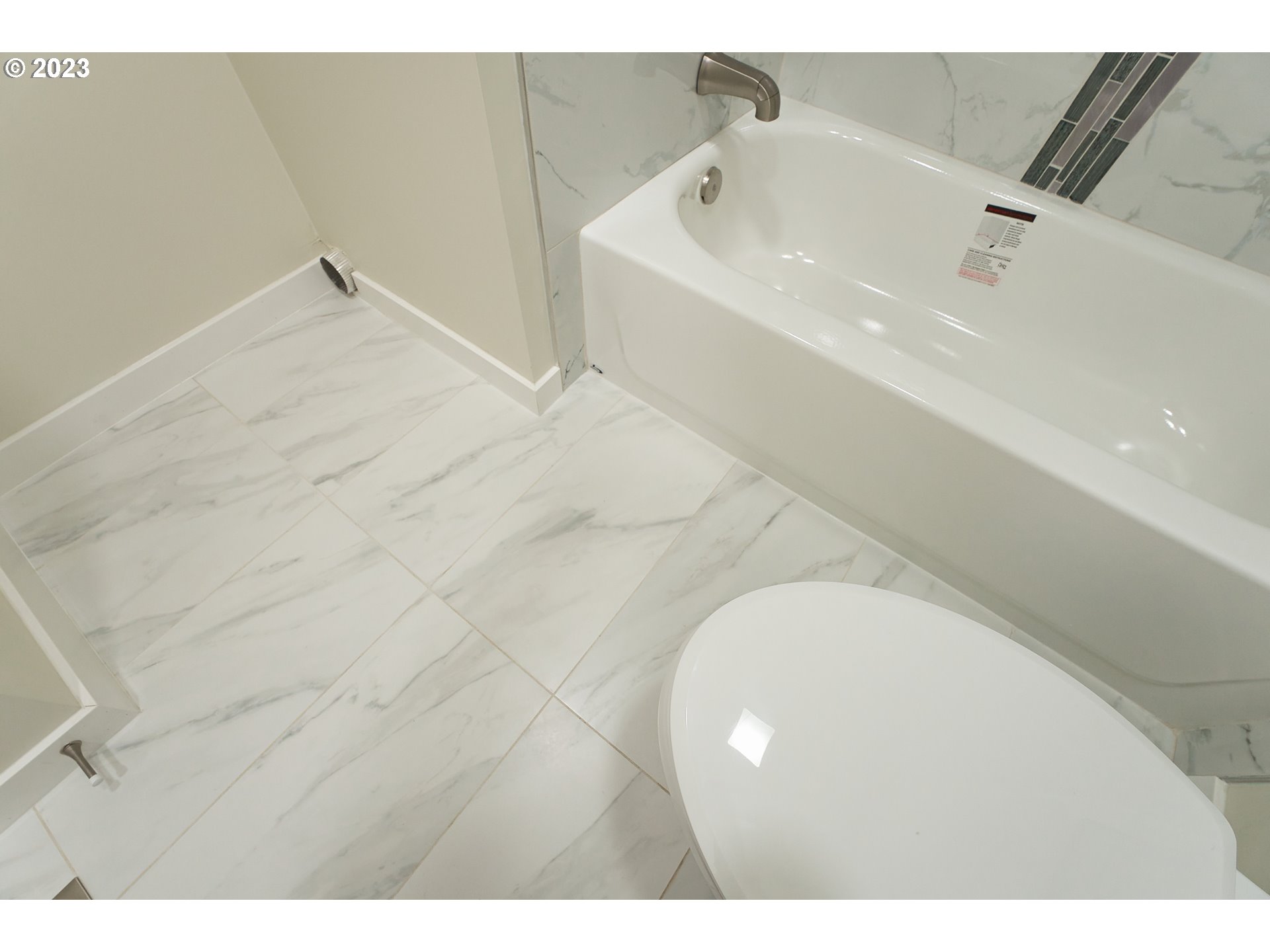 17655 Bluff Road, Unit 41 Sandy, OR 97055 - Photo 21 of 21 a en suite bathroom with a bathtub