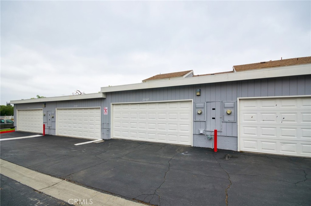 23507 Twin Spring Lane Diamond Bar, CA 91765 - Photo 22 of 27 a view of empty room with garage